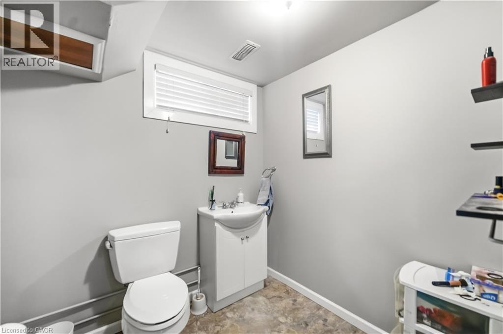776 Britannia Avenue, Hamilton, ON - Indoor Photo Showing Bathroom