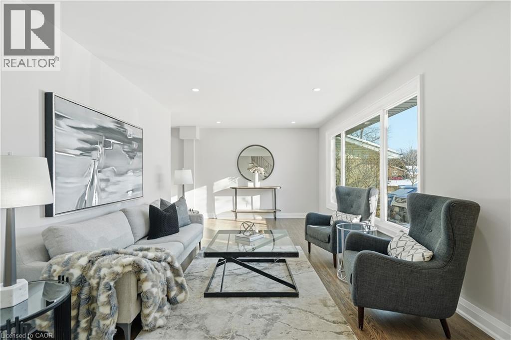 26 Clifton Downs Road, Hamilton, ON - Indoor Photo Showing Living Room
