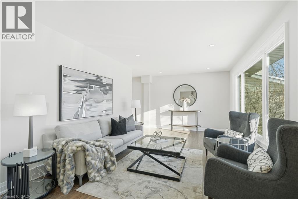 26 Clifton Downs Road, Hamilton, ON - Indoor Photo Showing Living Room