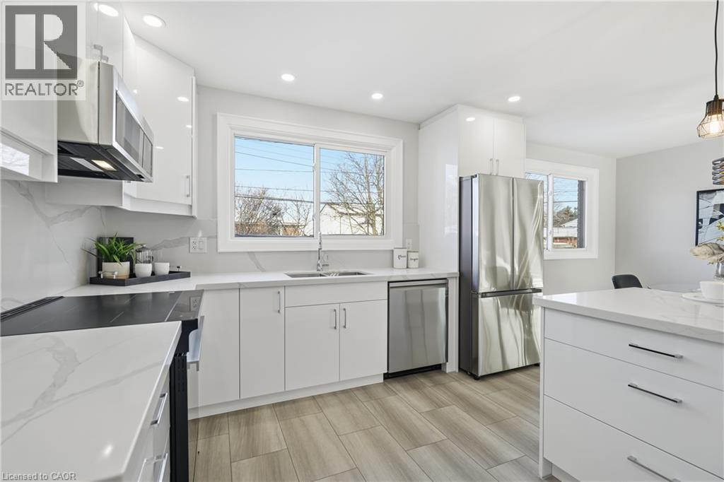 26 Clifton Downs Road, Hamilton, ON - Indoor Photo Showing Kitchen