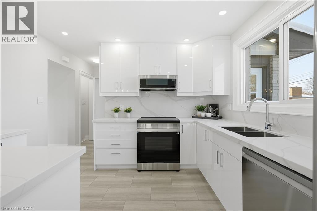 26 Clifton Downs Road, Hamilton, ON - Indoor Photo Showing Kitchen With Double Sink With Upgraded Kitchen