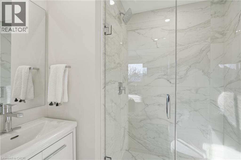 26 Clifton Downs Road, Hamilton, ON - Indoor Photo Showing Bathroom