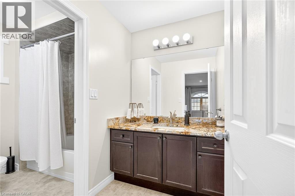 Lovely 4-pc bathroom - 182 Irwin Avenue, Hamilton, ON - Indoor Photo Showing Bathroom