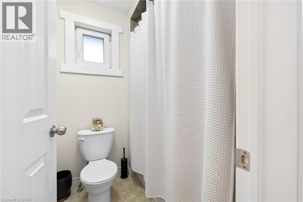 Lovely 4-pc bathroom - 182 Irwin Avenue, Hamilton, ON - Indoor Photo Showing Bathroom