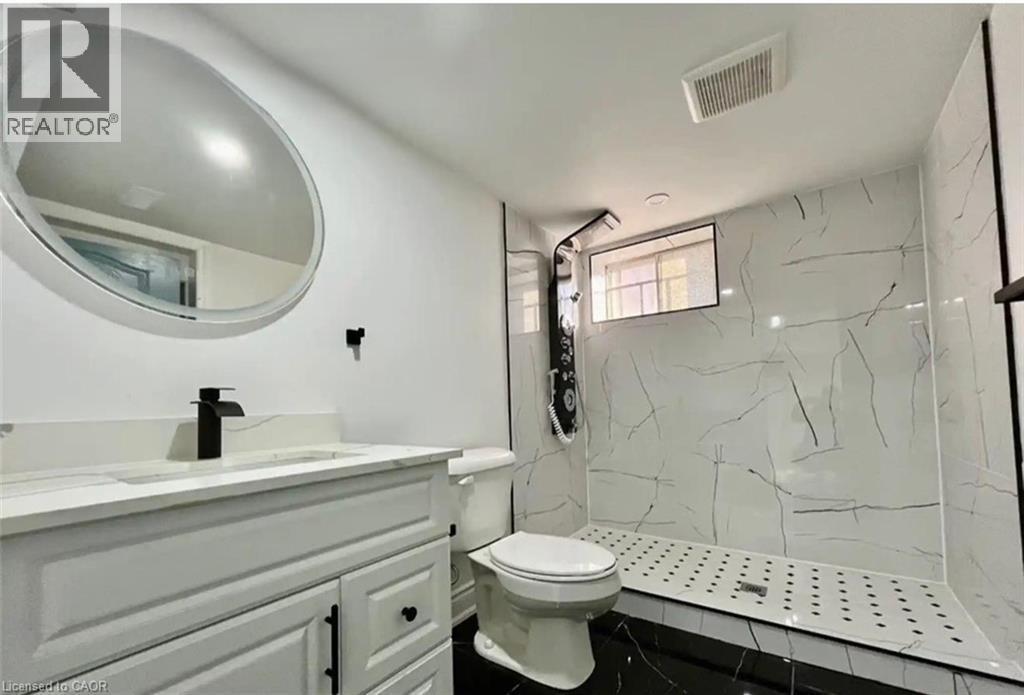 19 Crosthwaite Avenue S, Hamilton, ON - Indoor Photo Showing Bathroom