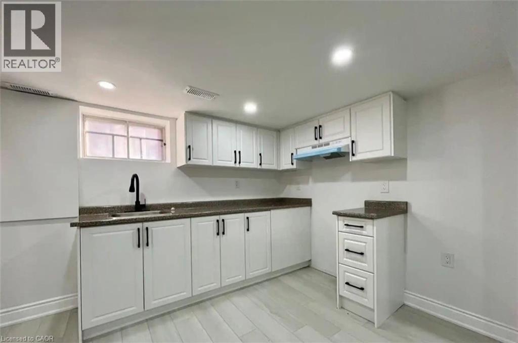 19 Crosthwaite Avenue S, Hamilton, ON - Indoor Photo Showing Kitchen