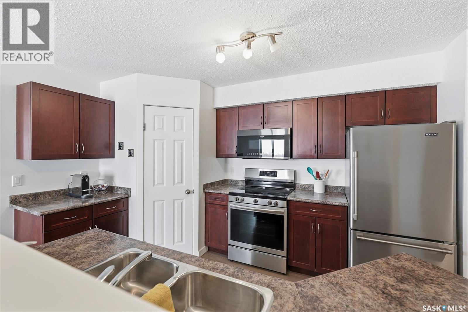401 303 Lowe Road, Saskatoon, SK - Indoor Photo Showing Kitchen With Double Sink