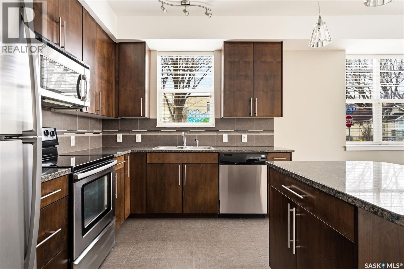 101 2313 Montreal Street, Regina, SK - Indoor Photo Showing Kitchen With Double Sink