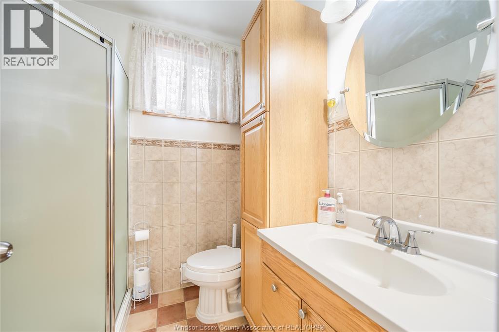 1229 Arncliffe, Windsor, ON - Indoor Photo Showing Bathroom