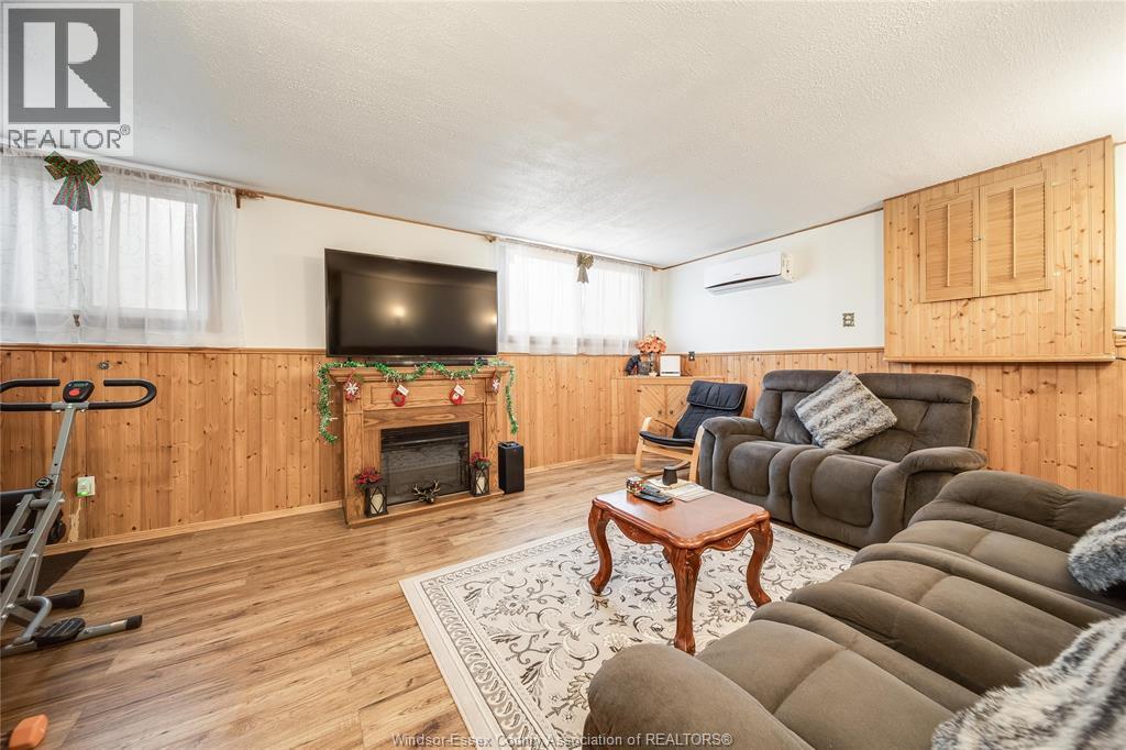 1229 Arncliffe, Windsor, ON - Indoor Photo Showing Living Room With Fireplace