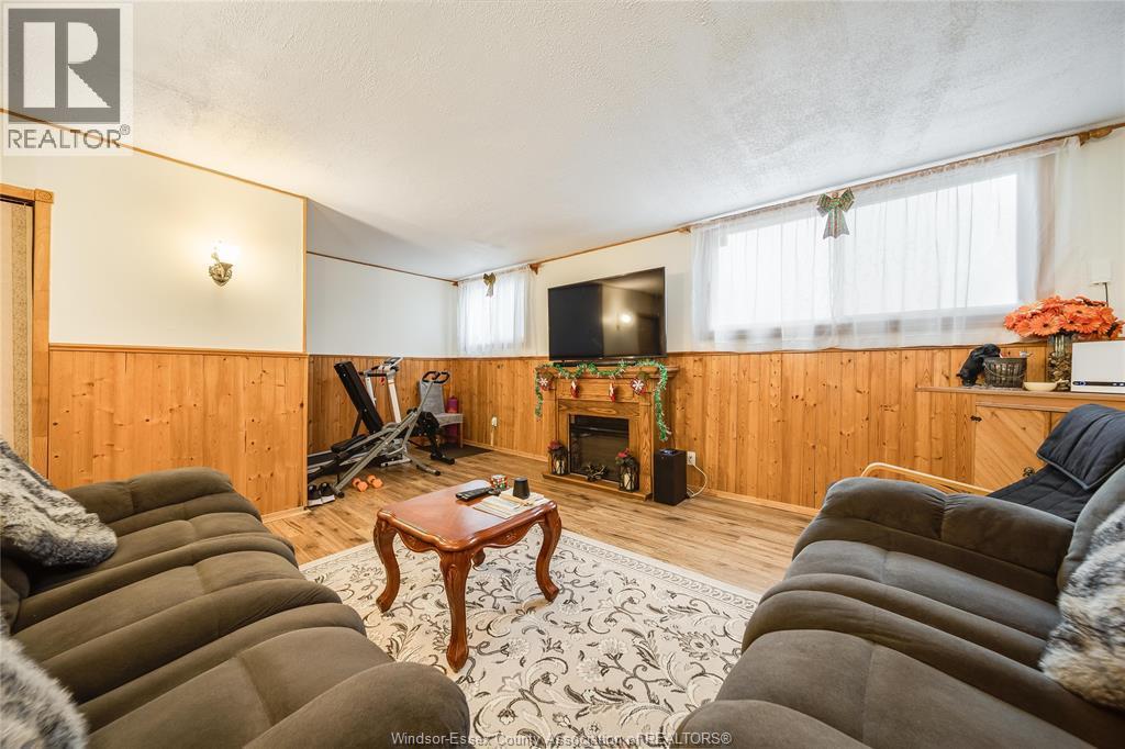 1229 Arncliffe, Windsor, ON - Indoor Photo Showing Living Room With Fireplace