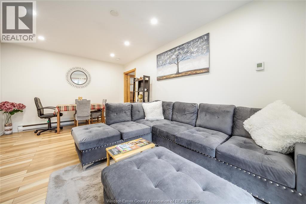 1229 Arncliffe, Windsor, ON - Indoor Photo Showing Living Room