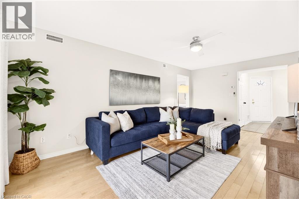 201 Dorchester Boulevard Unit# 101, St. Catharines, ON - Indoor Photo Showing Living Room