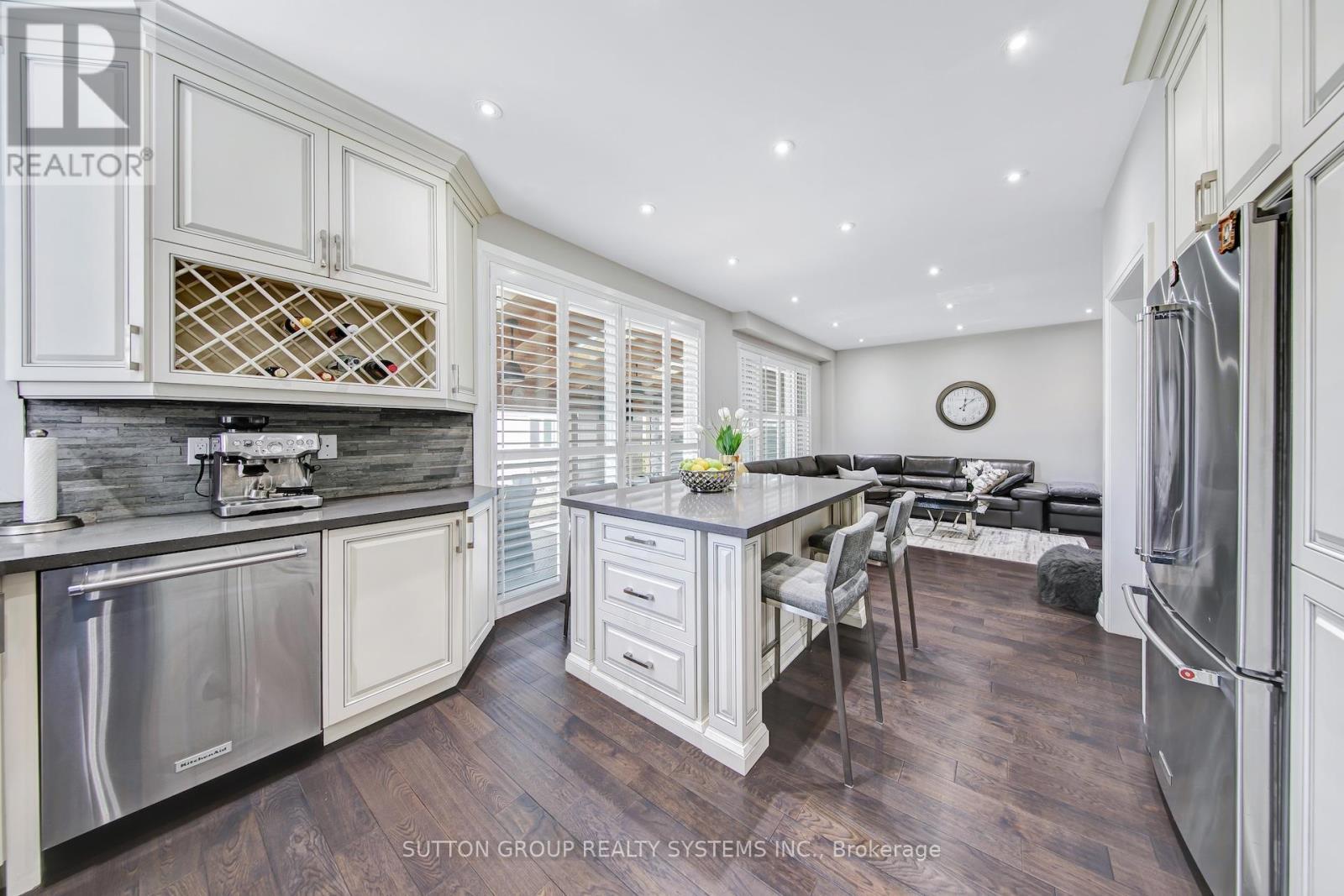 3336 Crompton Crescent, Mississauga, ON - Indoor Photo Showing Kitchen With Upgraded Kitchen