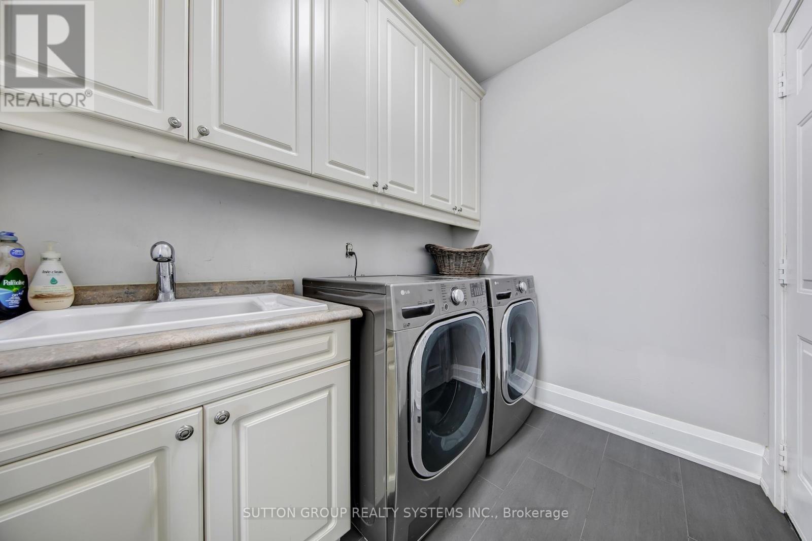 3336 Crompton Crescent, Mississauga, ON - Indoor Photo Showing Laundry Room