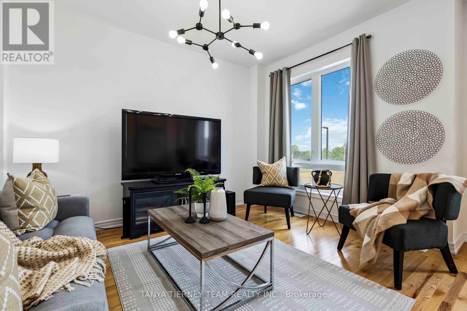 36 Dockside Way, Whitby, ON - Indoor Photo Showing Living Room