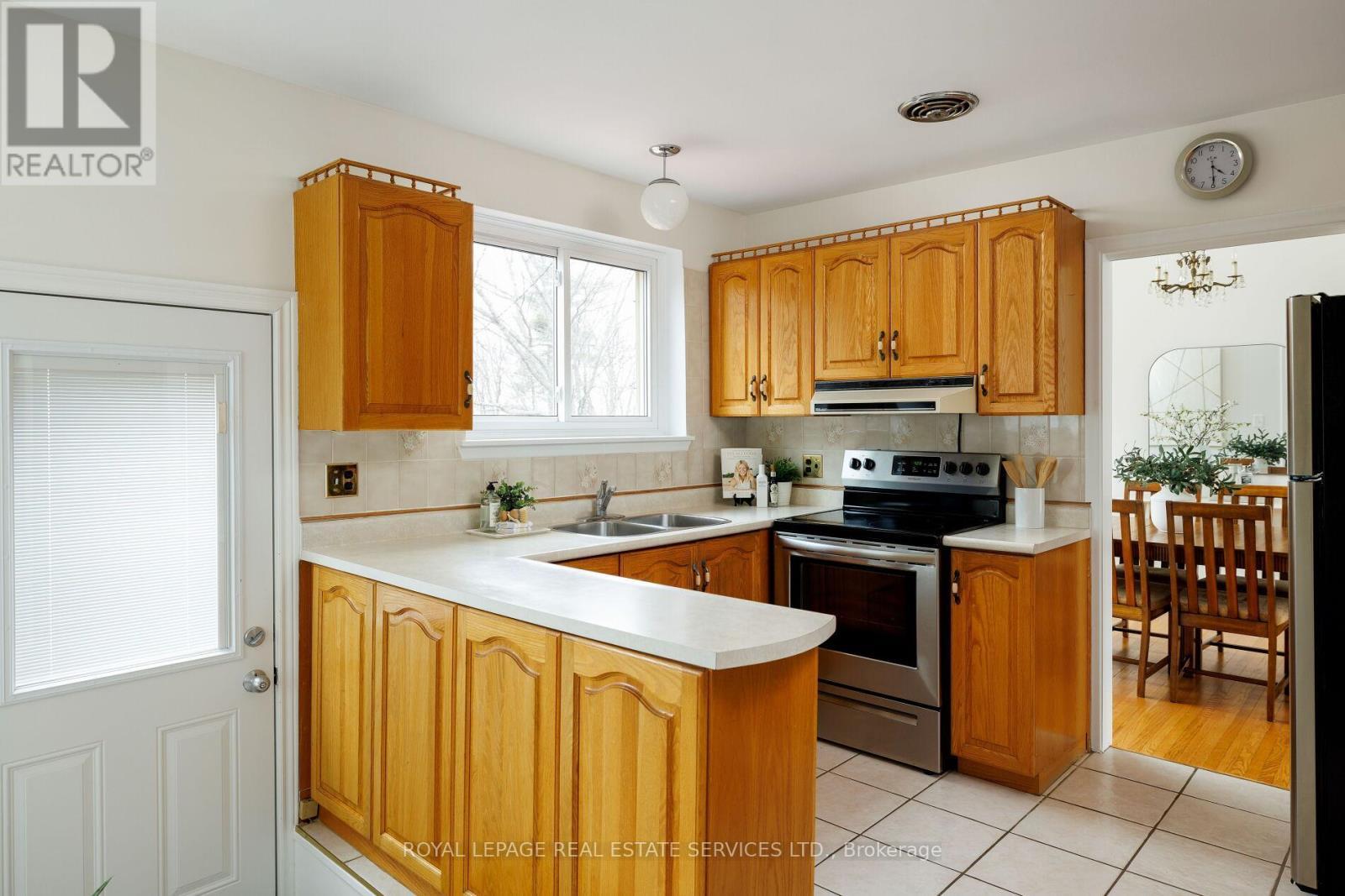 1106 Falgarwood Drive, Oakville, ON - Indoor Photo Showing Kitchen With Double Sink