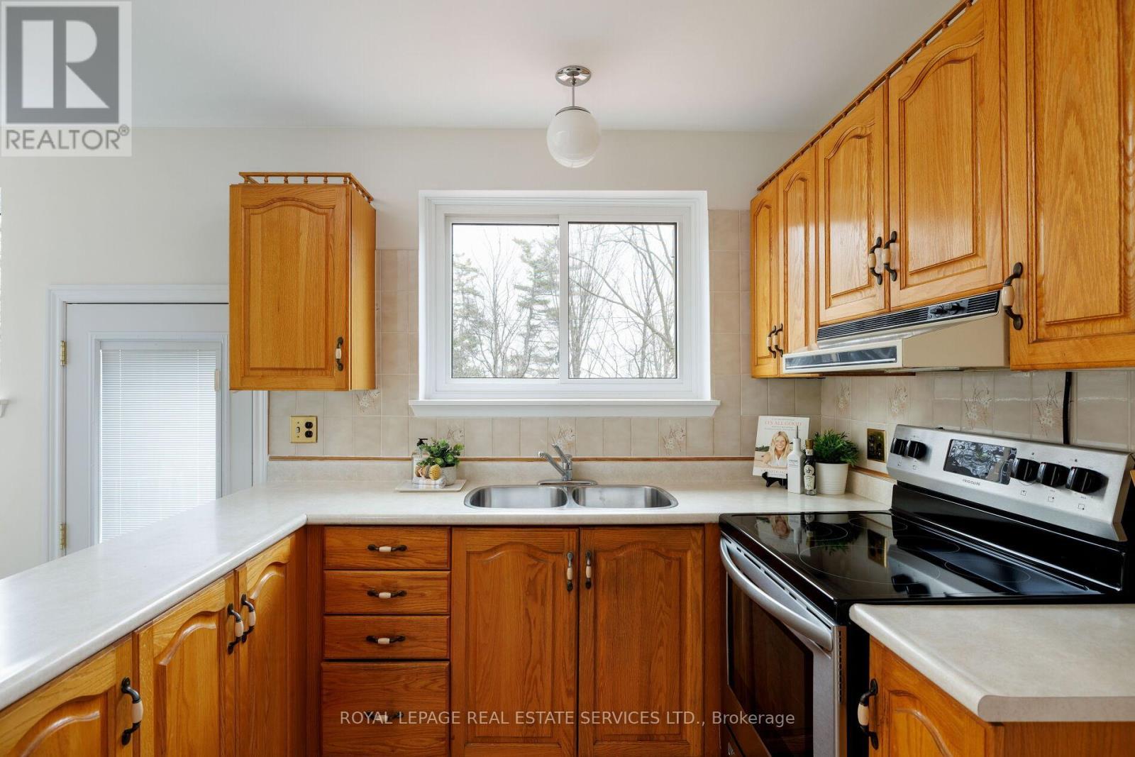 1106 Falgarwood Drive, Oakville, ON - Indoor Photo Showing Kitchen With Double Sink