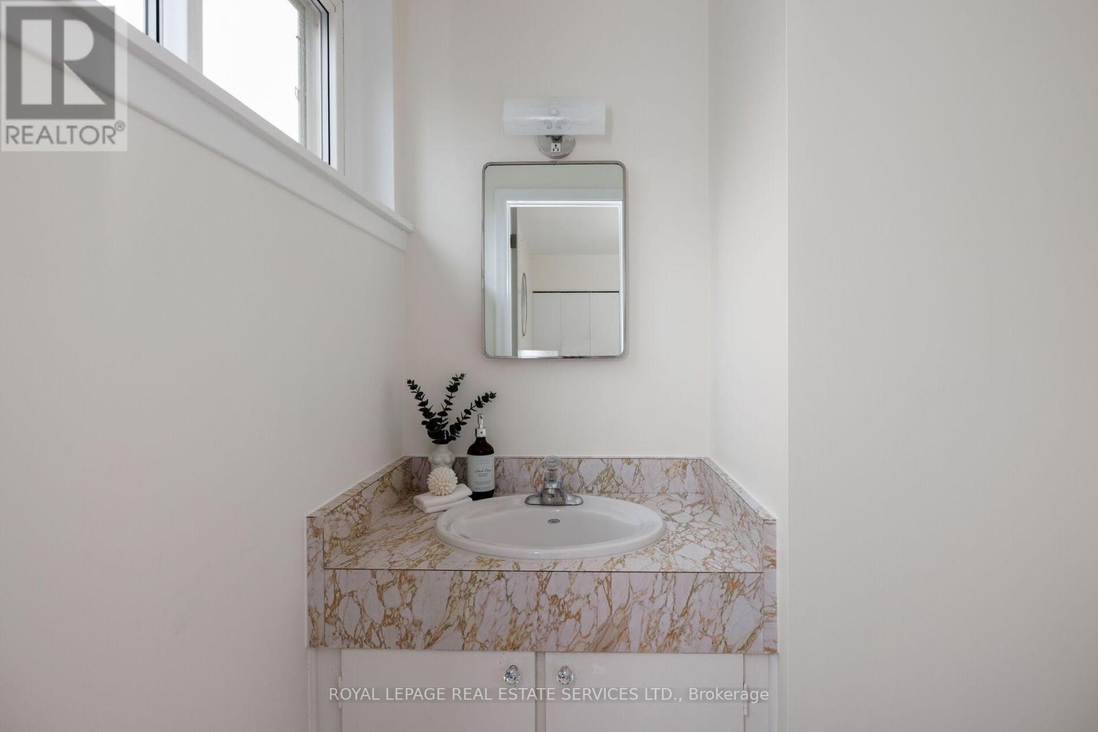 1106 Falgarwood Drive, Oakville, ON - Indoor Photo Showing Bathroom