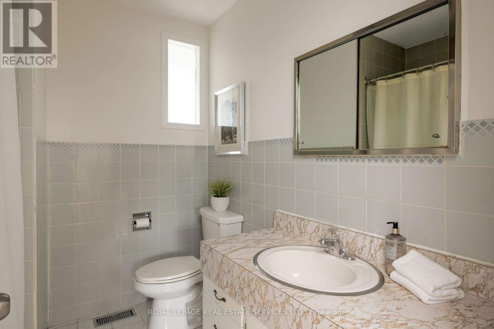 1106 Falgarwood Drive, Oakville, ON - Indoor Photo Showing Bathroom
