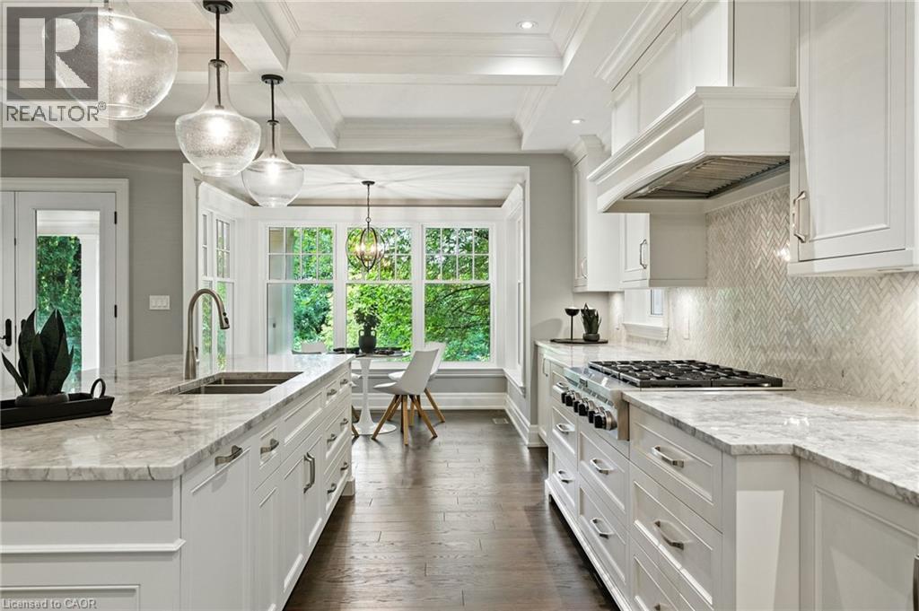 391 Patricia Drive, Burlington, ON - Indoor Photo Showing Kitchen With Double Sink With Upgraded Kitchen