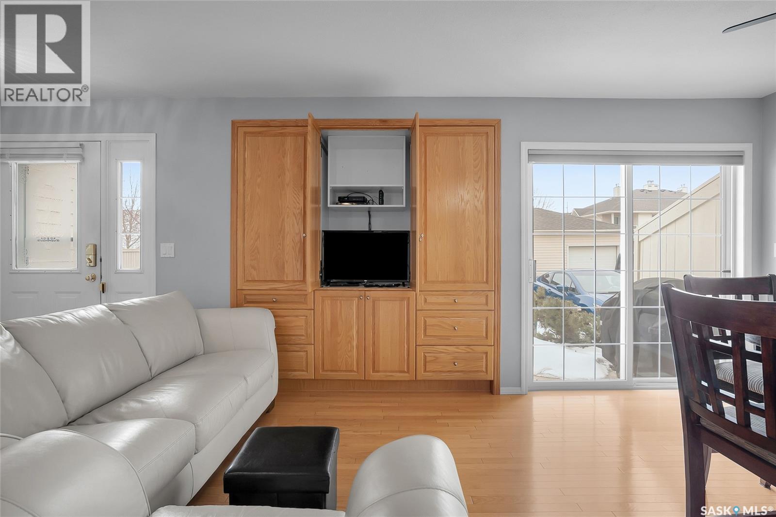 102A 425 Keevil Crescent, Saskatoon, SK - Indoor Photo Showing Living Room