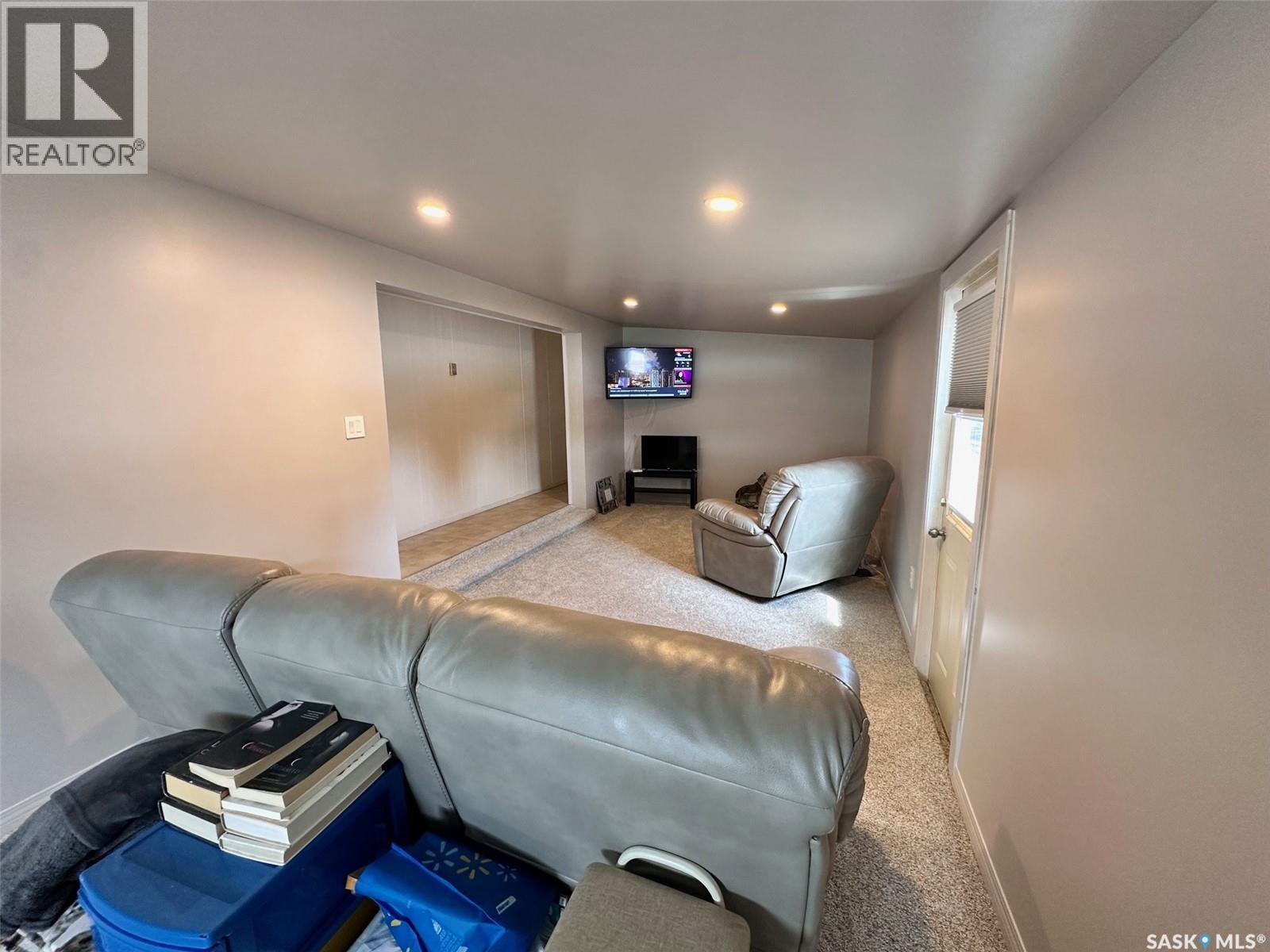 64 1St Avenue E, Leoville, SK - Indoor