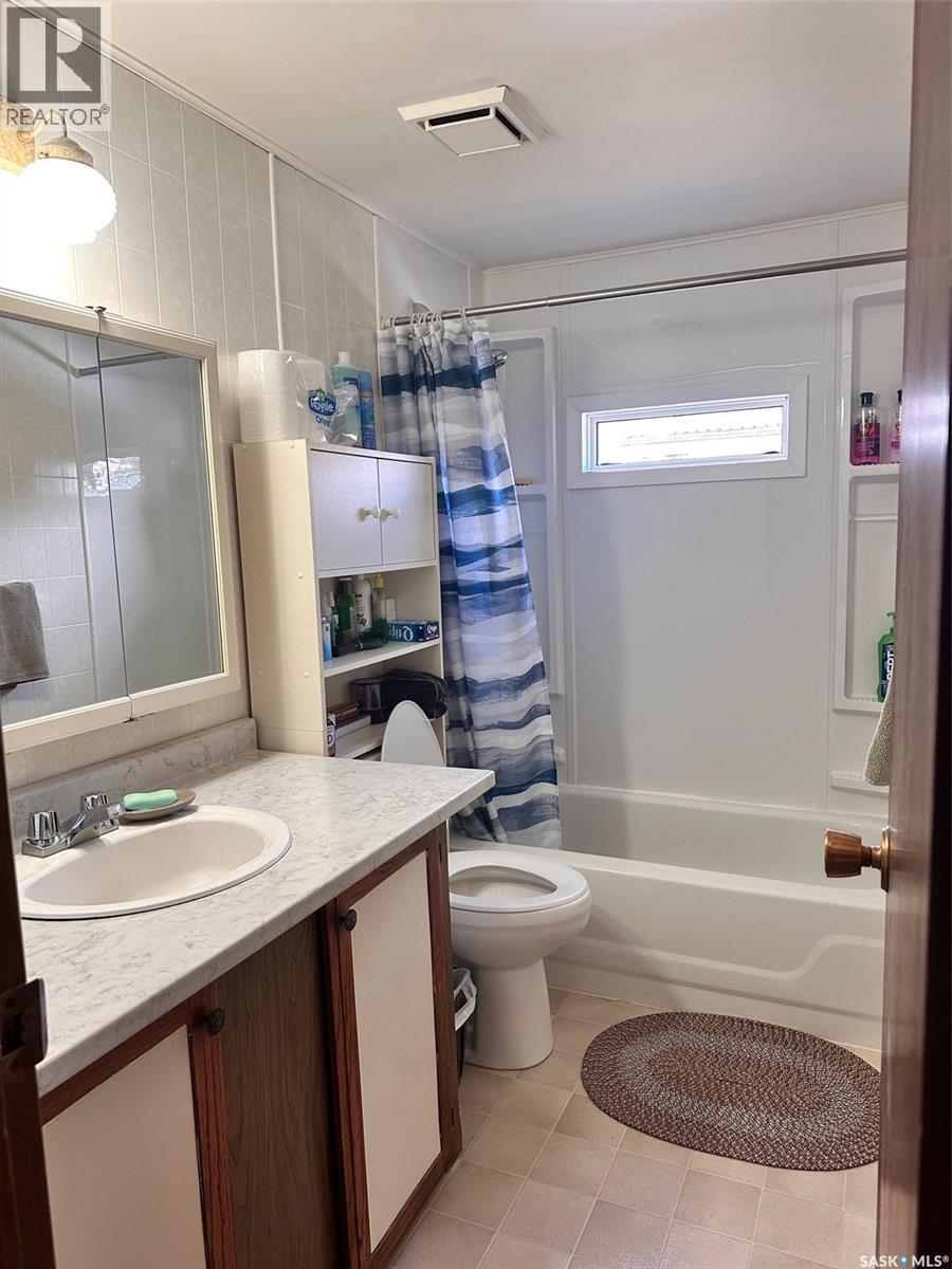 64 1St Avenue E, Leoville, SK - Indoor Photo Showing Bathroom