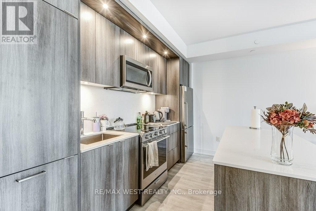 543 - 20 Inn On The Park Drive, Toronto, ON - Indoor Photo Showing Kitchen With Upgraded Kitchen