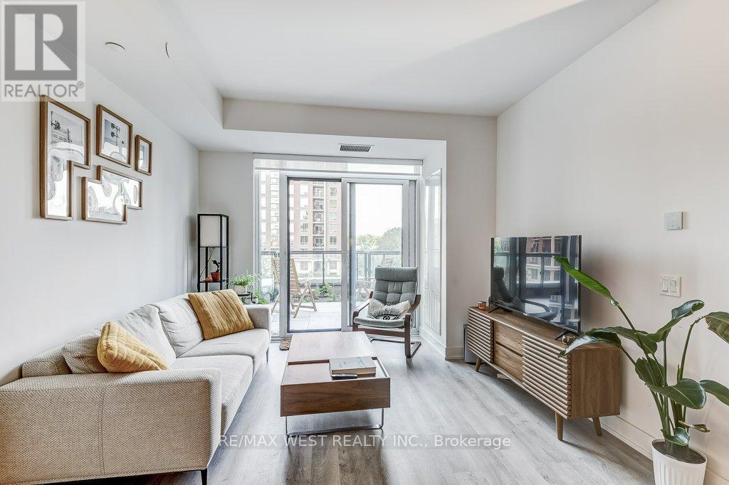 543 - 20 Inn On The Park Drive, Toronto, ON - Indoor Photo Showing Living Room