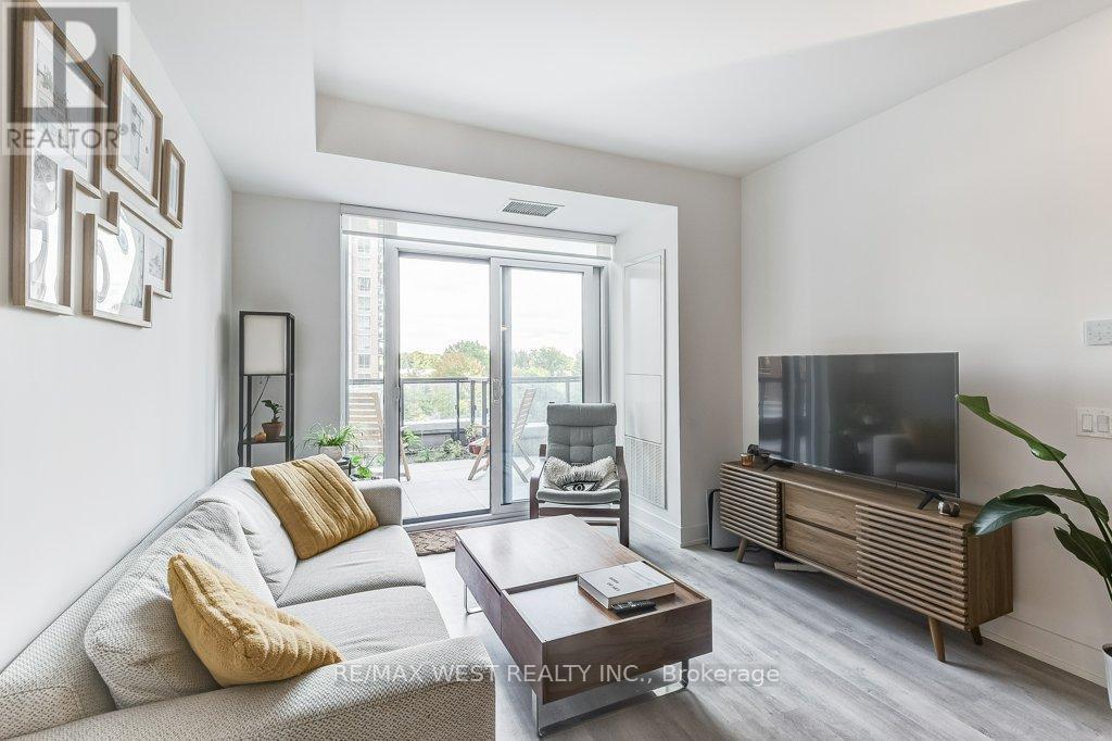 543 - 20 Inn On The Park Drive, Toronto, ON - Indoor Photo Showing Living Room