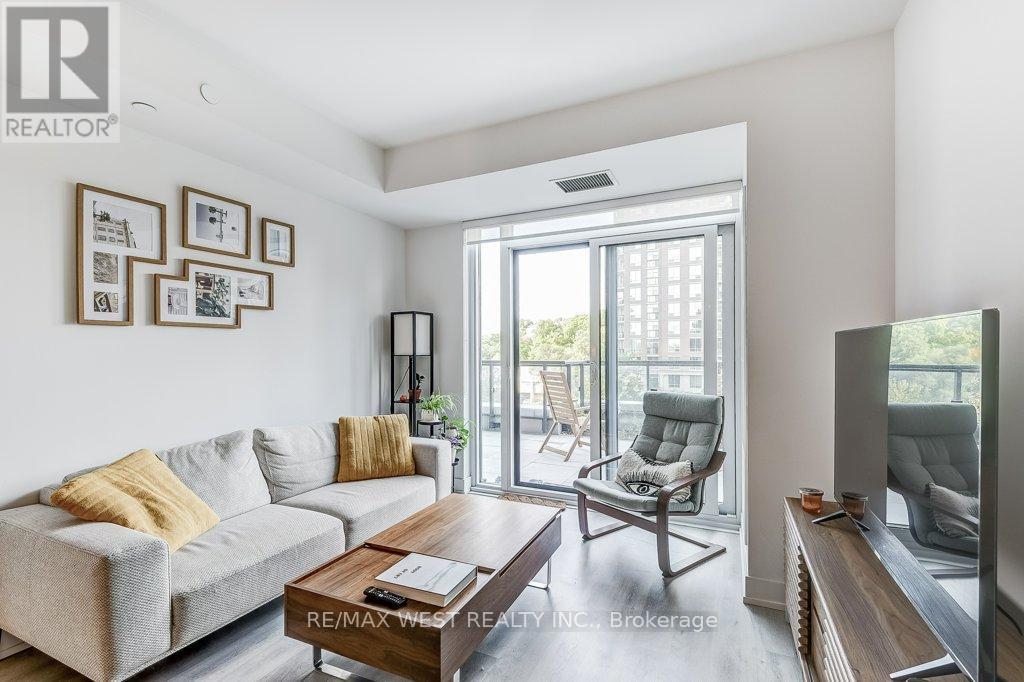 543 - 20 Inn On The Park Drive, Toronto, ON - Indoor Photo Showing Living Room
