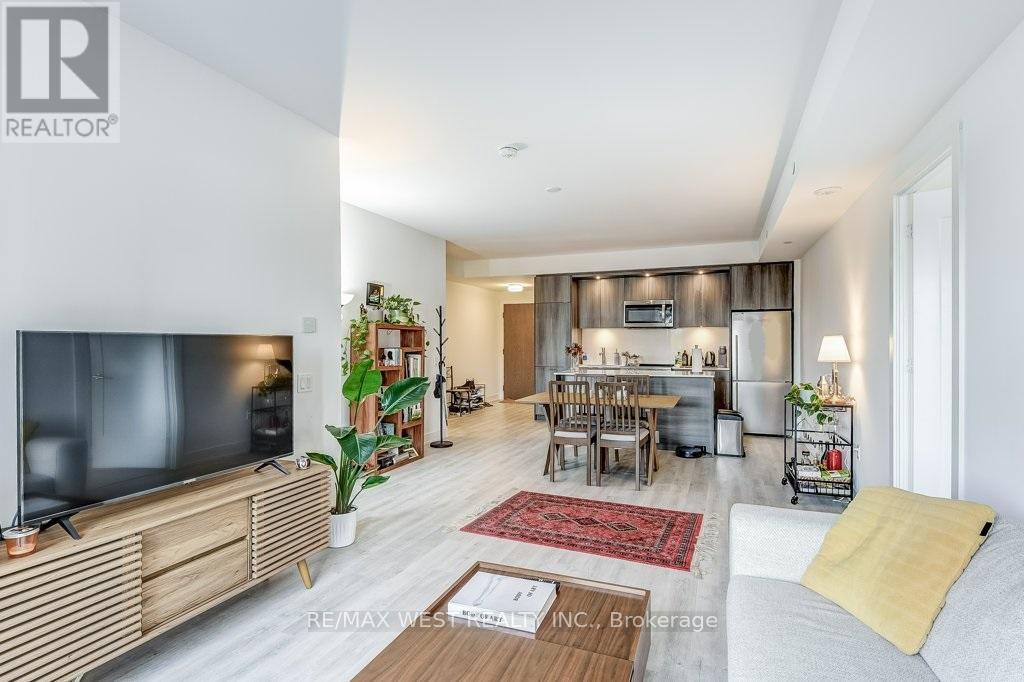 543 - 20 Inn On The Park Drive, Toronto, ON - Indoor Photo Showing Living Room