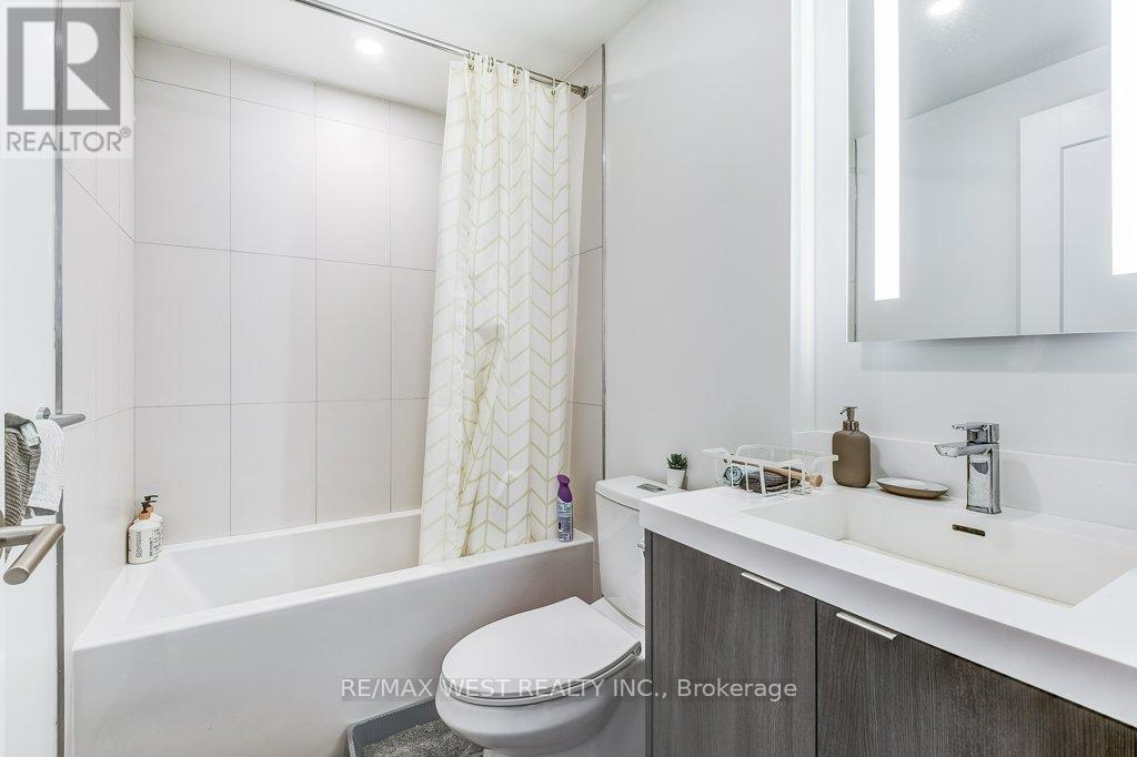 543 - 20 Inn On The Park Drive, Toronto, ON - Indoor Photo Showing Bathroom