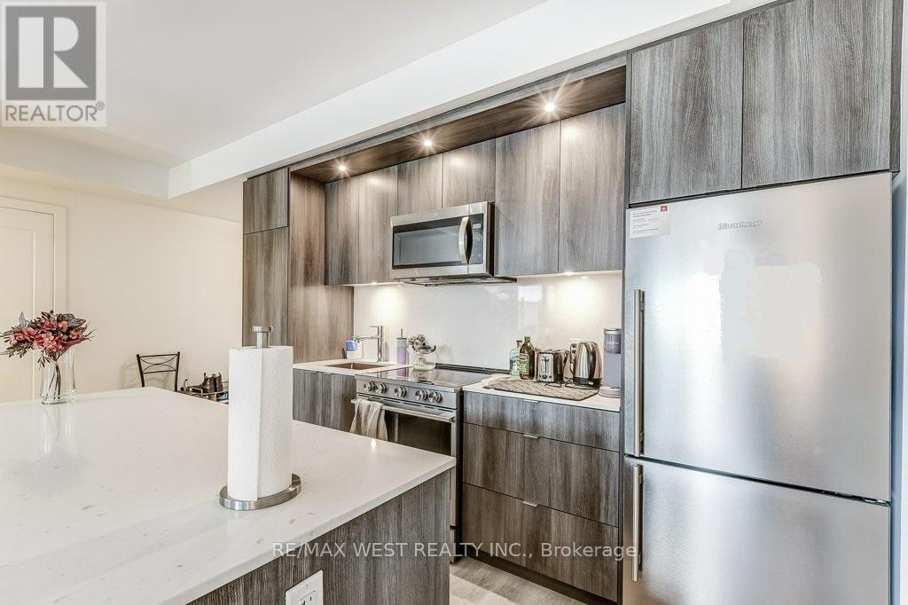 543 - 20 Inn On The Park Drive, Toronto, ON - Indoor Photo Showing Kitchen With Upgraded Kitchen