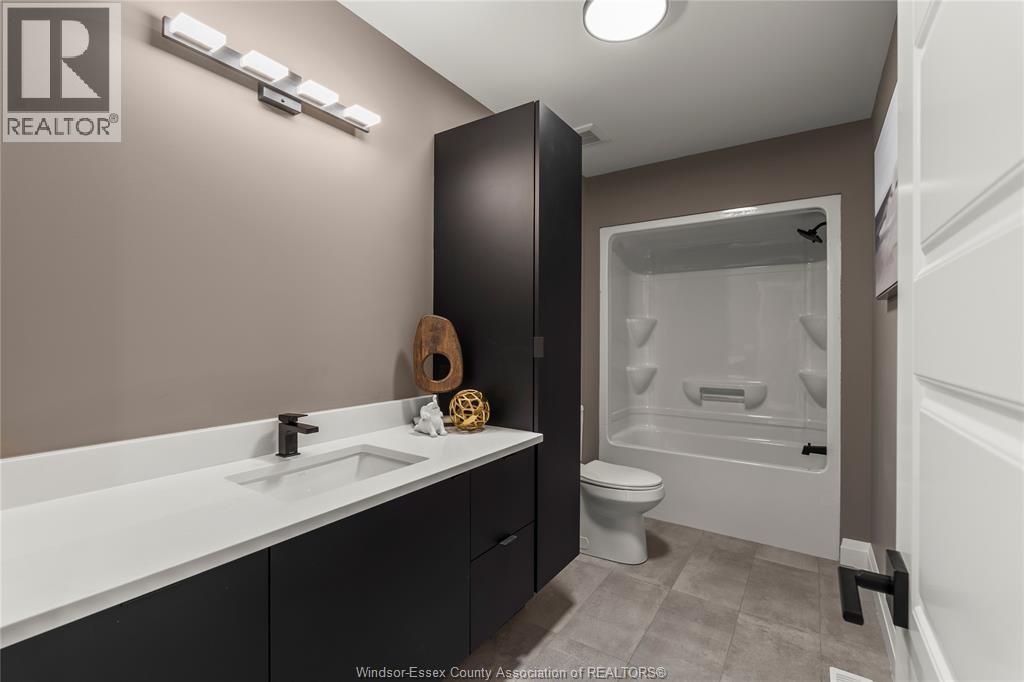 112 Bloomington, Chatham, ON - Indoor Photo Showing Bathroom