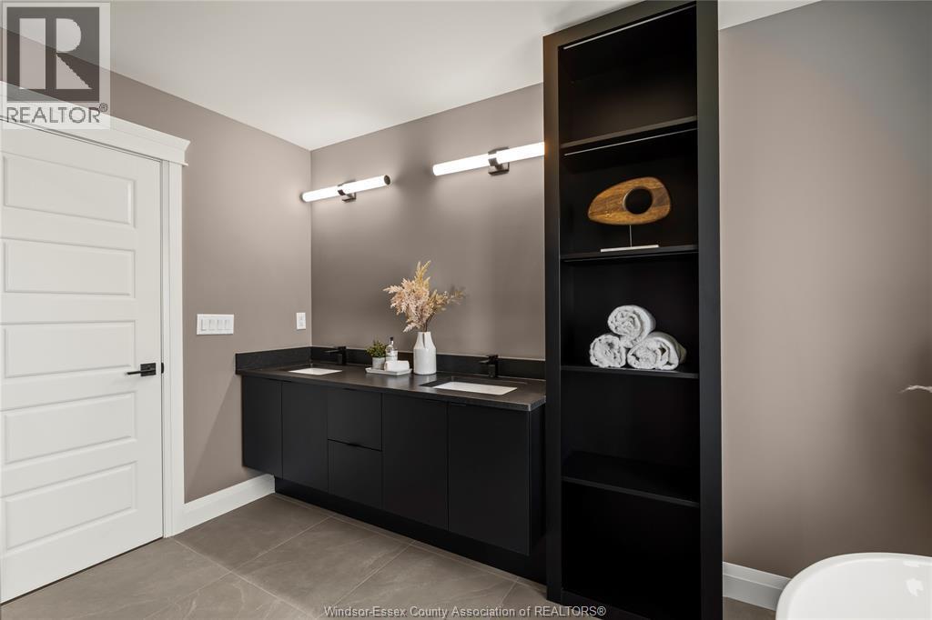 112 Bloomington, Chatham, ON - Indoor Photo Showing Bathroom