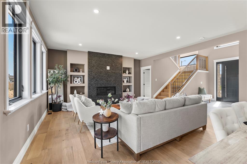 112 Bloomington, Chatham, ON - Indoor Photo Showing Living Room With Fireplace