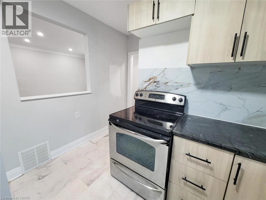 208 East 32Nd Street, Hamilton, ON - Indoor Photo Showing Kitchen