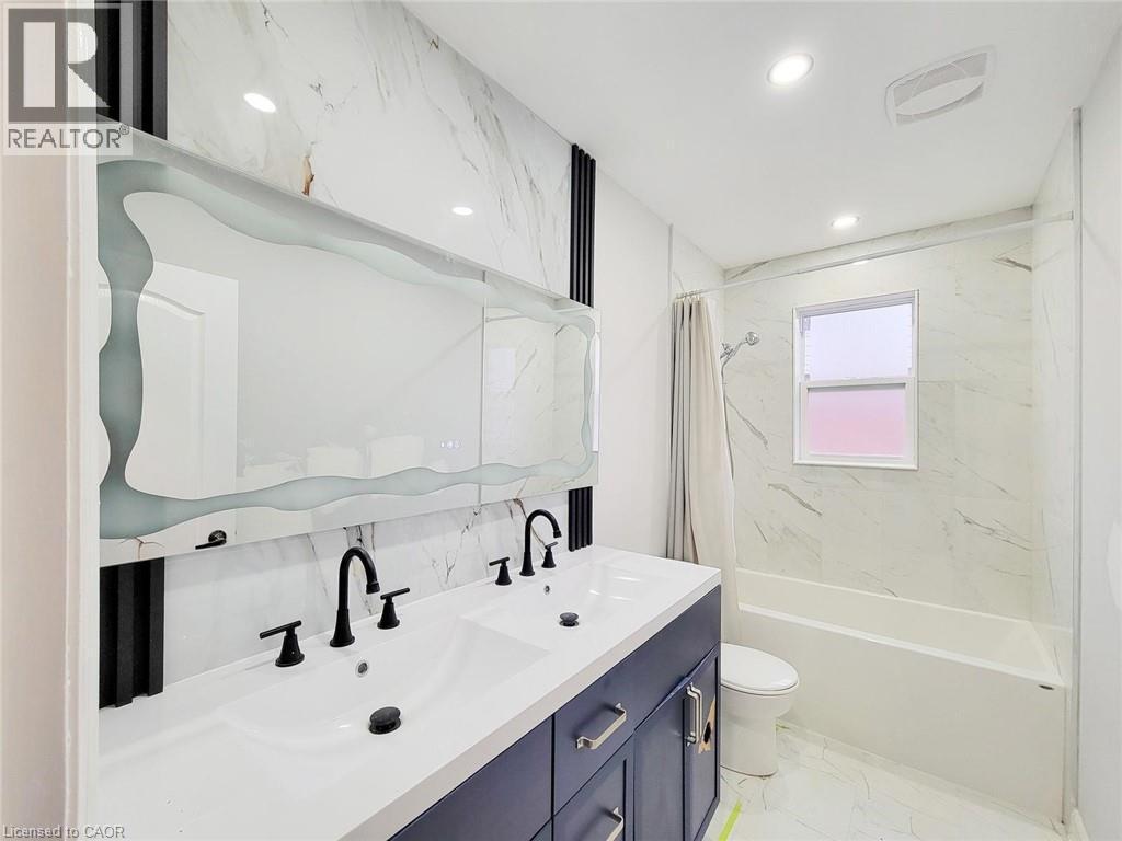 208 East 32Nd Street, Hamilton, ON - Indoor Photo Showing Bathroom
