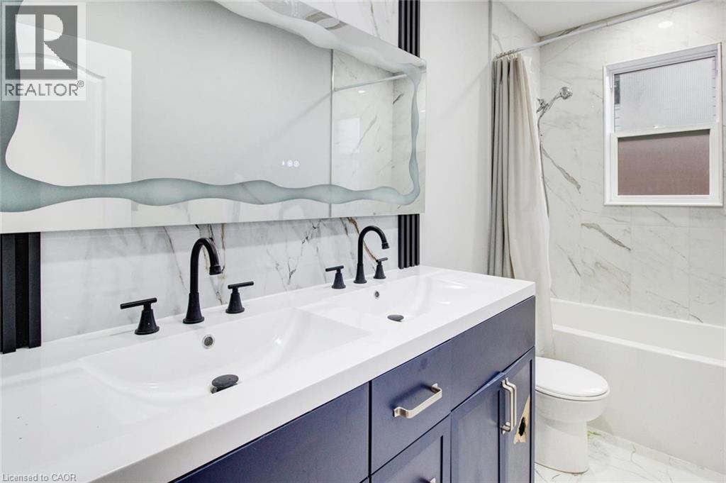 208 East 32Nd Street, Hamilton, ON - Indoor Photo Showing Bathroom