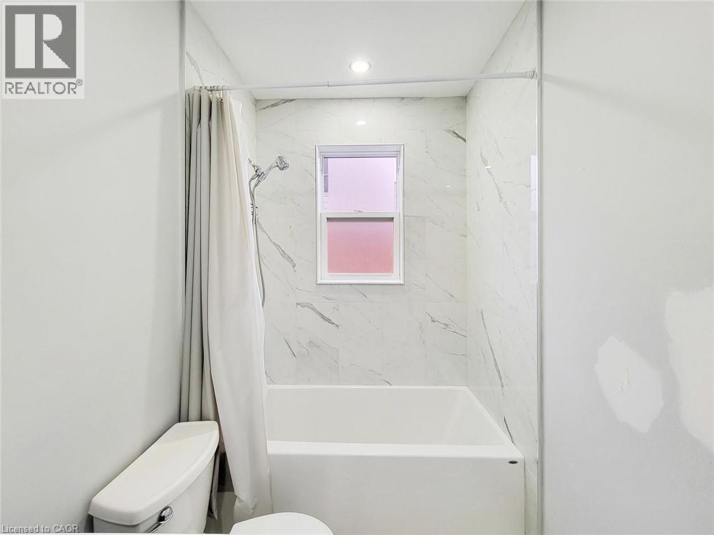 208 East 32Nd Street, Hamilton, ON - Indoor Photo Showing Bathroom