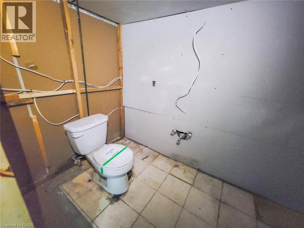 208 East 32Nd Street, Hamilton, ON - Indoor Photo Showing Bathroom