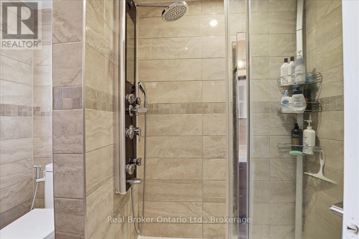 9 Holm Street, Cambridge, ON - Indoor Photo Showing Bathroom