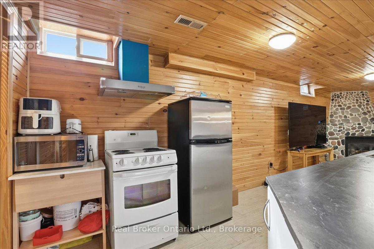 9 Holm Street, Cambridge, ON - Indoor Photo Showing Kitchen