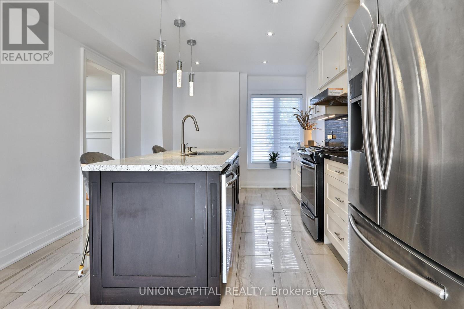 168 Kingsbridge Garden Circle, Mississauga, ON - Indoor Photo Showing Kitchen With Upgraded Kitchen