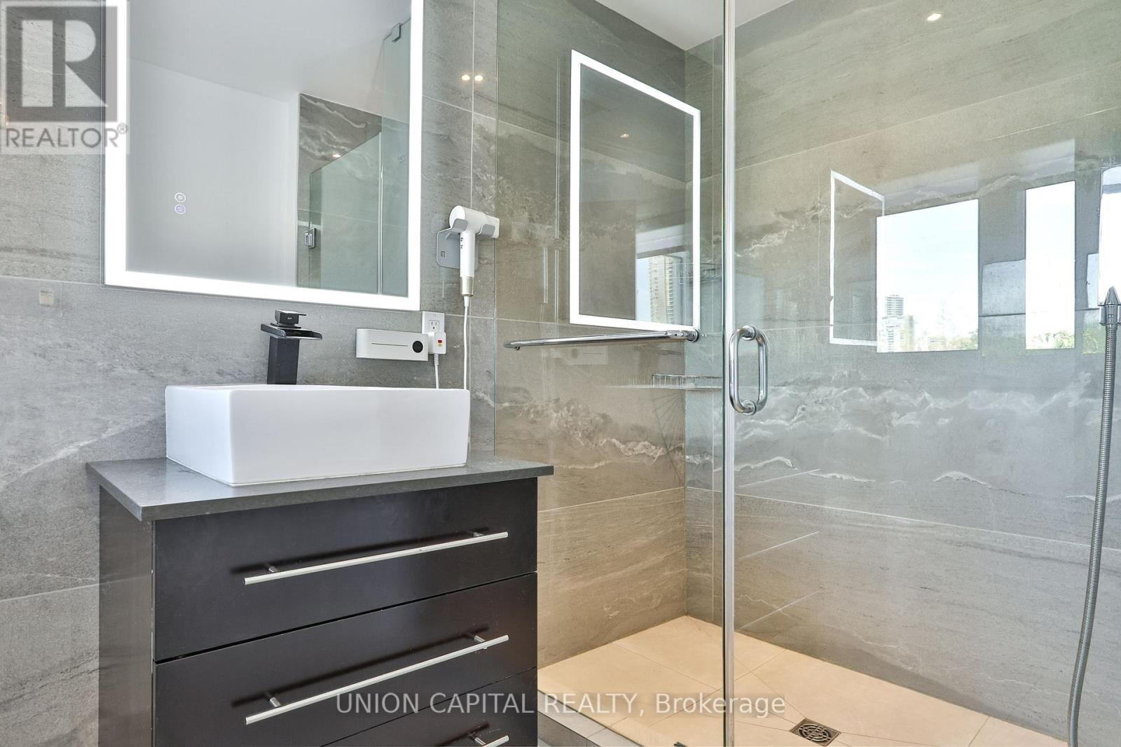 168 Kingsbridge Garden Circle, Mississauga, ON - Indoor Photo Showing Bathroom