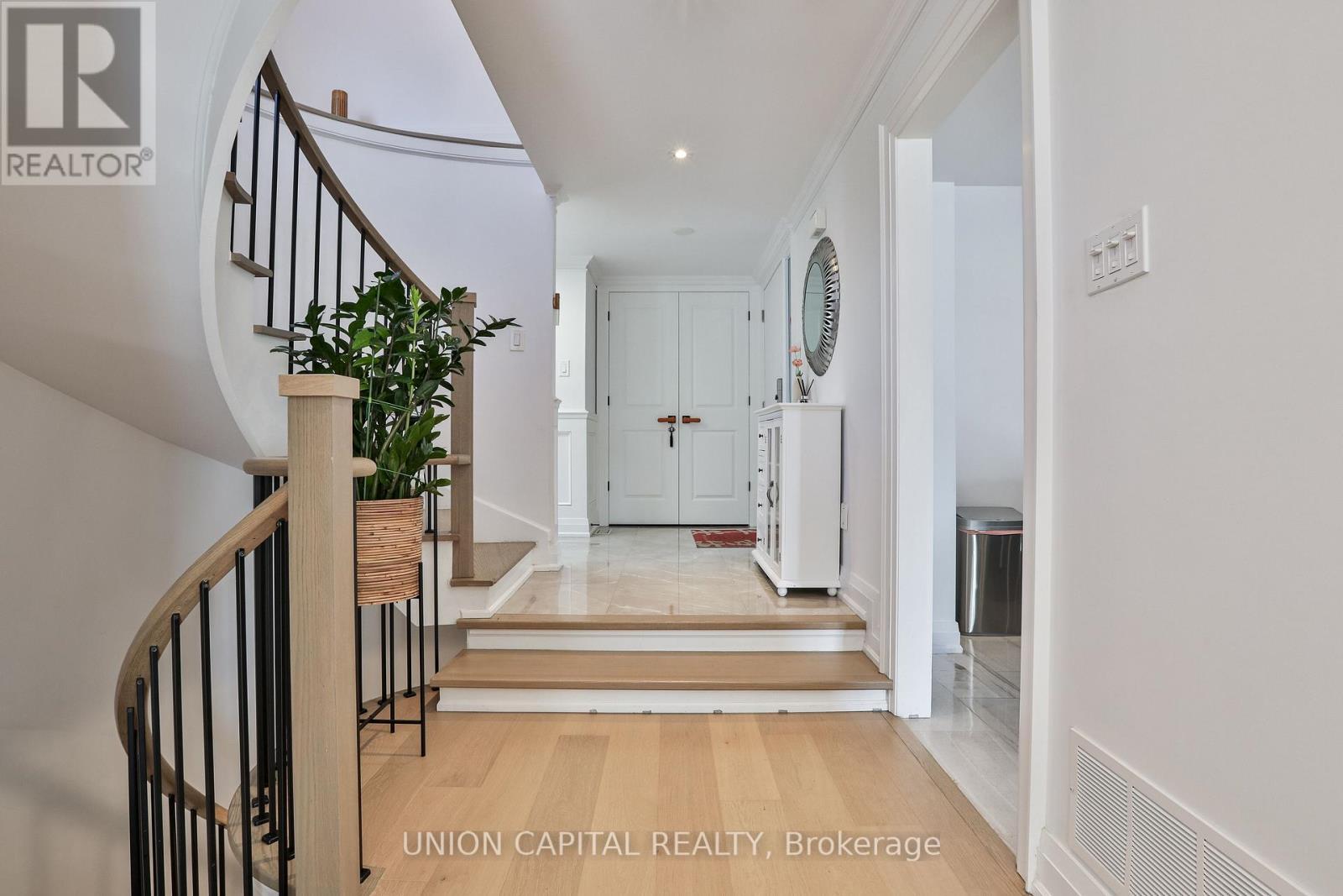 168 Kingsbridge Garden Circle, Mississauga, ON - Indoor Photo Showing Other Room