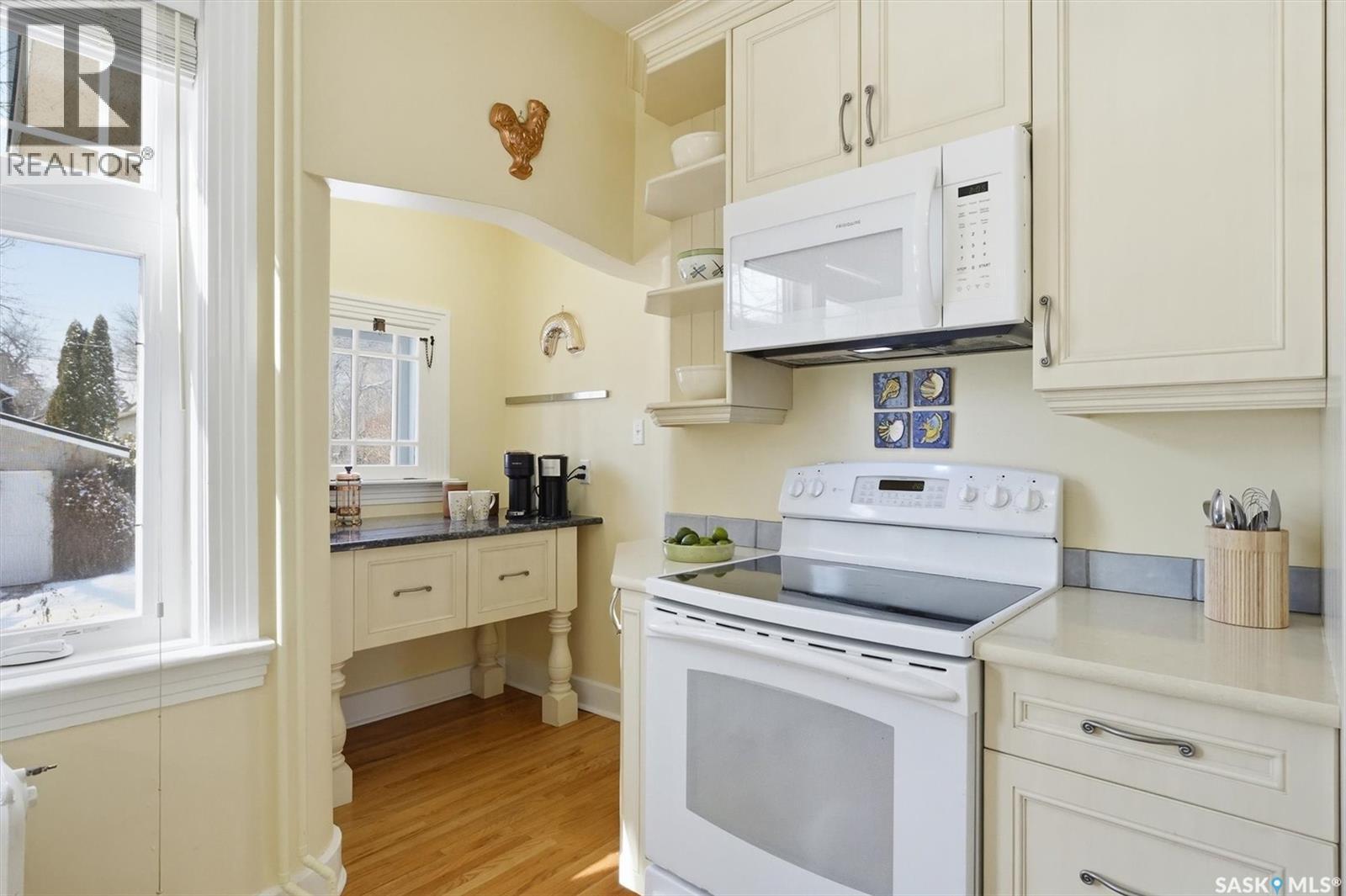 921 10Th Avenue N, Saskatoon, SK - Indoor Photo Showing Kitchen