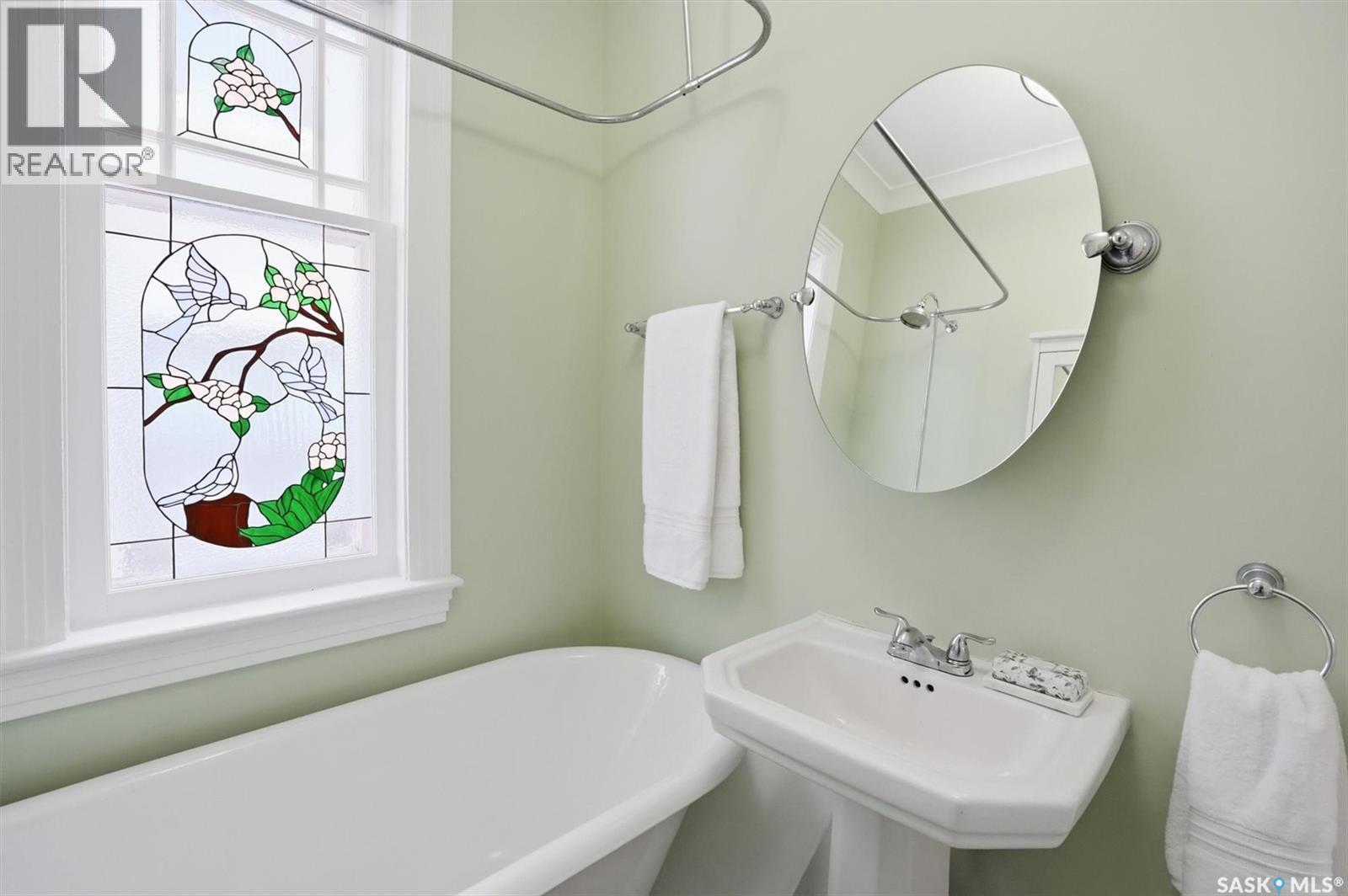 921 10Th Avenue N, Saskatoon, SK - Indoor Photo Showing Bathroom